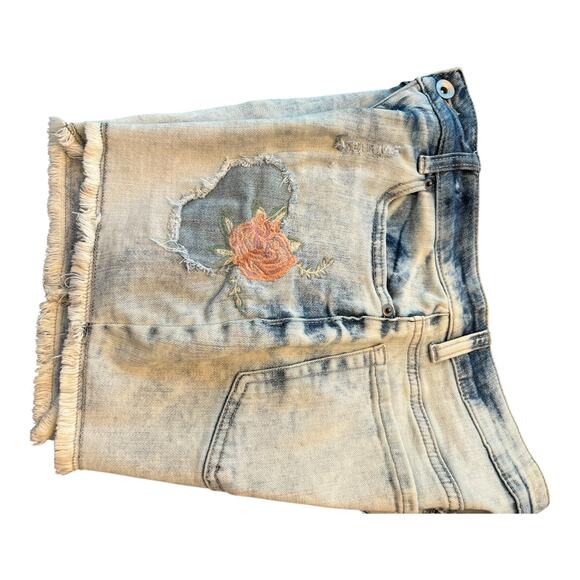 Time and Tru Blue Jean Cut-Off Shorts Size 4 Rose Appliqué Embroidered Denim - Picture 4 of 8